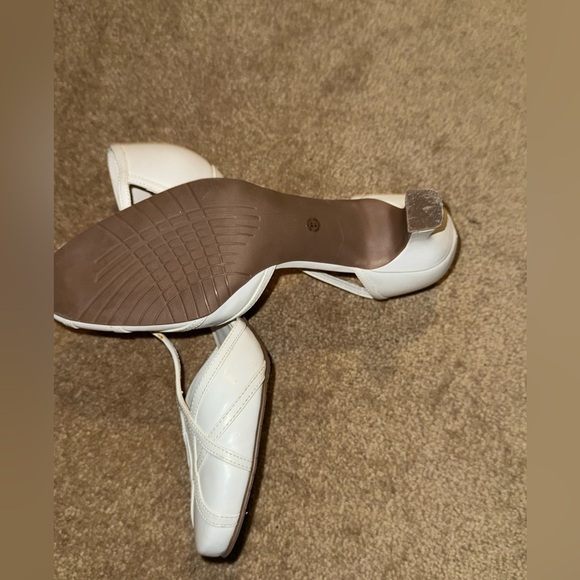 Liz Baker Vintage White Heels - Picture 3 of 5